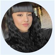 Profesora con buen nivel de conocimiento de lengua castellana